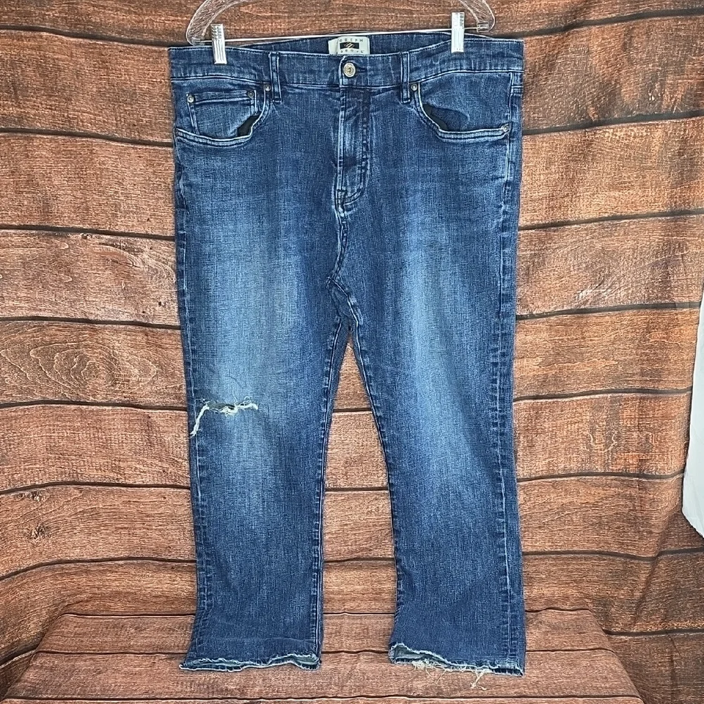 Joseph Abboud Blue Jeans with Distressed Details Size 38x30 Slim Fit AQ-1150